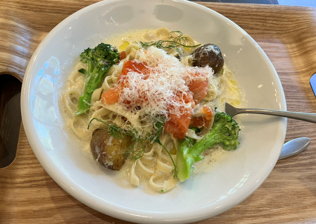 サーモンといくらのクリームパスタ1